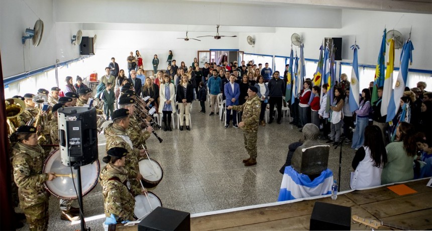 Azul: Se realizó el acto conmemorativo por el Día del Maestro