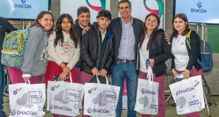 Rivadavia: Juanci Martínez entregó 450 tablets de ENACOM a estudiantes del partido