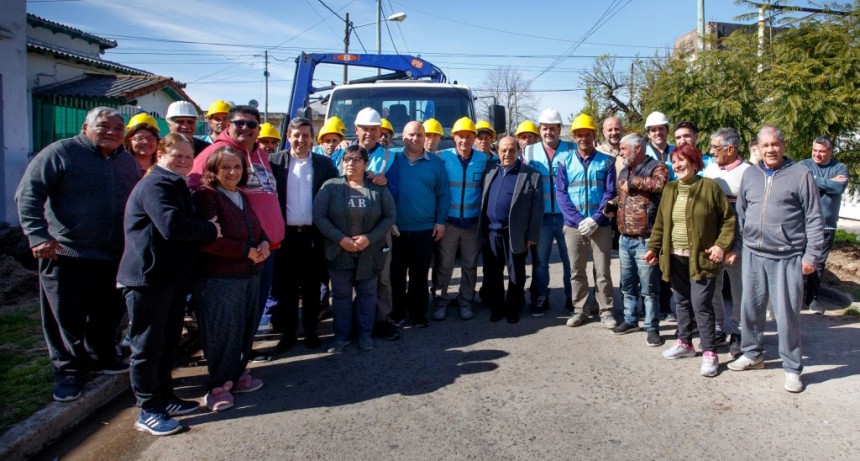 Berazategui: Avanza la obra de mejoramiento de la red de agua potable del barrio Jacarandá 