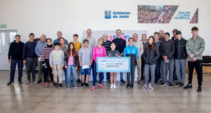 Junín: Petrecca entregó becas a deportistas locales 