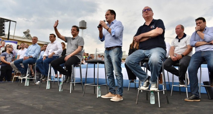 Santiago Maggiotti y Sergio Massa entregaron viviendas en Posadas