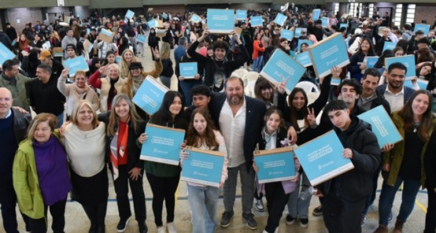 Estudiantes de San Miguel recibieron computadoras del programa Conectar Igualdad