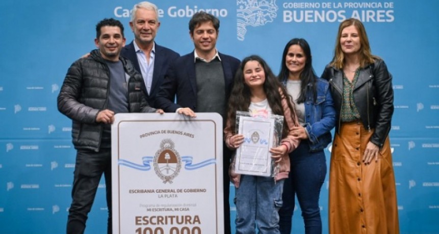 Kicillof y Alak entregaron la escritura gratuita número 100 mil en La Plata