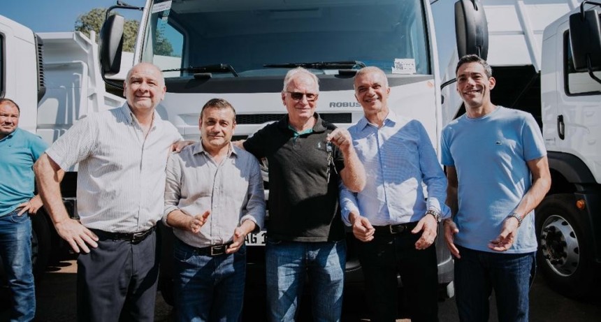 Misiones: Herrera Ahuad entregó camionetas volcadoras a 5 municipios 
