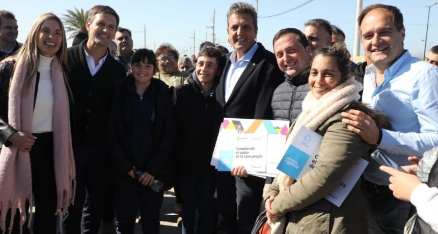 Massa, Maggiotti y Mantegazza otorgaron tomas de posesión de lotes con servicios en San Vicente 