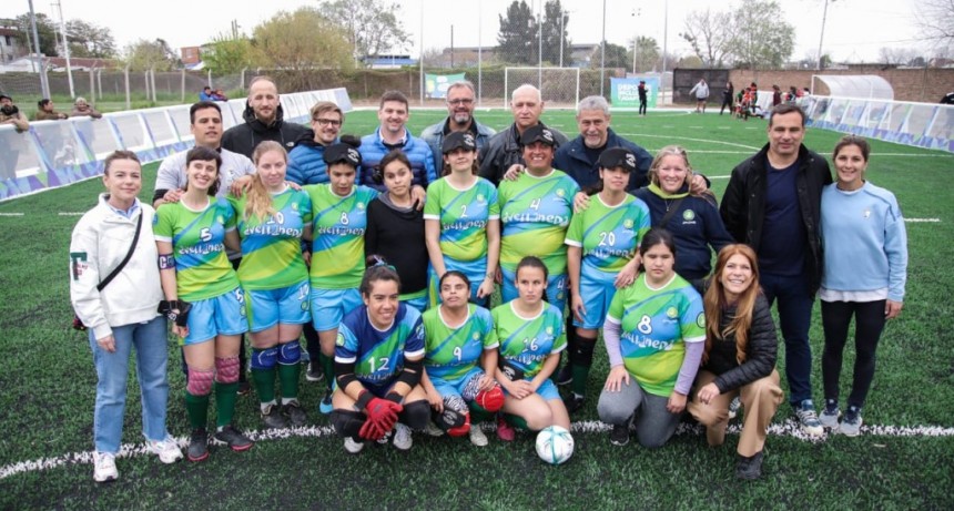 Avellaneda: Ferraresi inauguró una cancha de fútbol para personas ciegas en Sarandí 