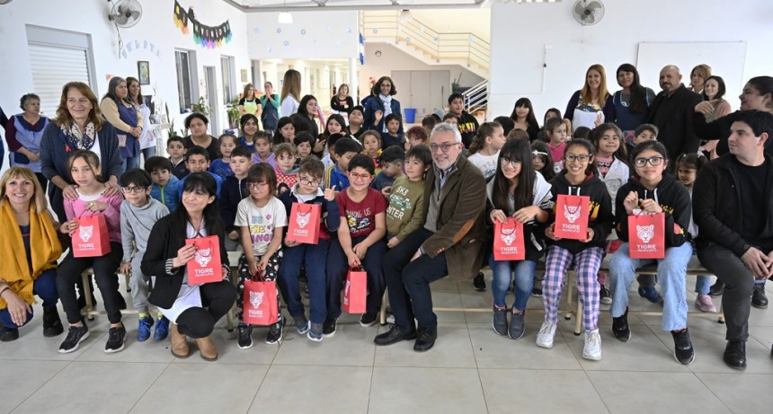 Tigre: Julio Zamora entregó 251 pares de anteojos a estudiantes del distrito