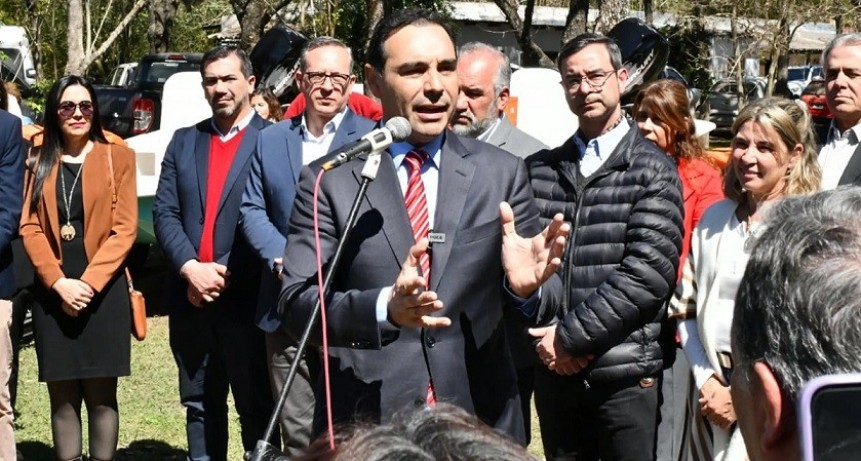 Corrientes: Valdés entregó vehículos y embarcaciones para guardaparques de la Provincia