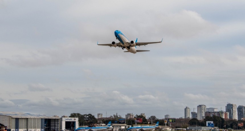 El Gobierno Nacional fortalece la seguridad de las aeronaves y avanza en la liberación de los cielos con Países Bajos