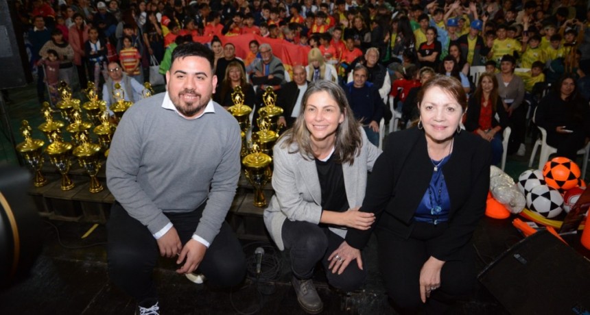 Pte. Perón: Cantero y Ferraro entregaron kits deportivos y premiaron a los clubes que participaron de la LiMuPeF