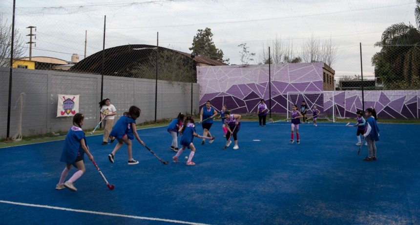 Campana: Abella acompañó una clase de la Escuela Municipal de Hockey
