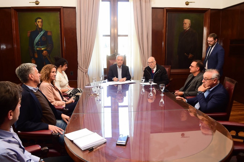 La Plata: Alak y la UNLP acordaron sumar médicos graduados de la Facultad de Medicina a los centros de salud