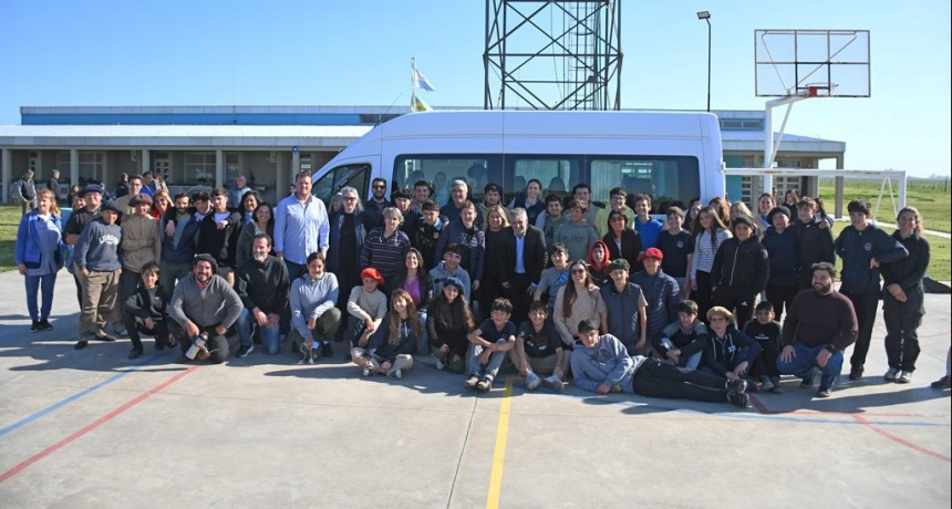 Chivilcoy: Britos hizo entrega de un minibús a La Escuela Agraria N° 1