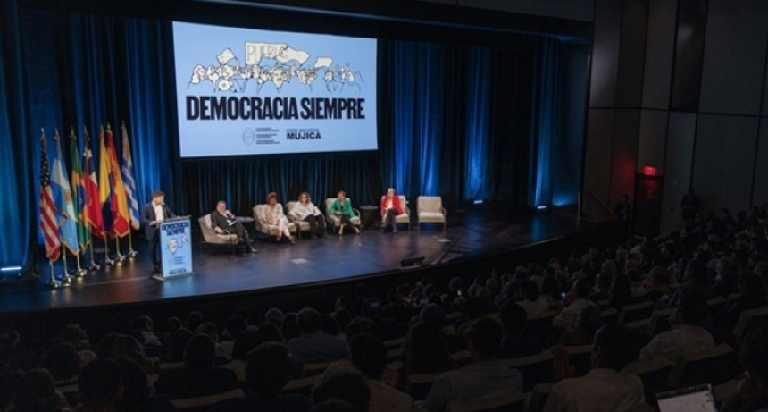 Kicillof participó de la jornada “Democracia siempre