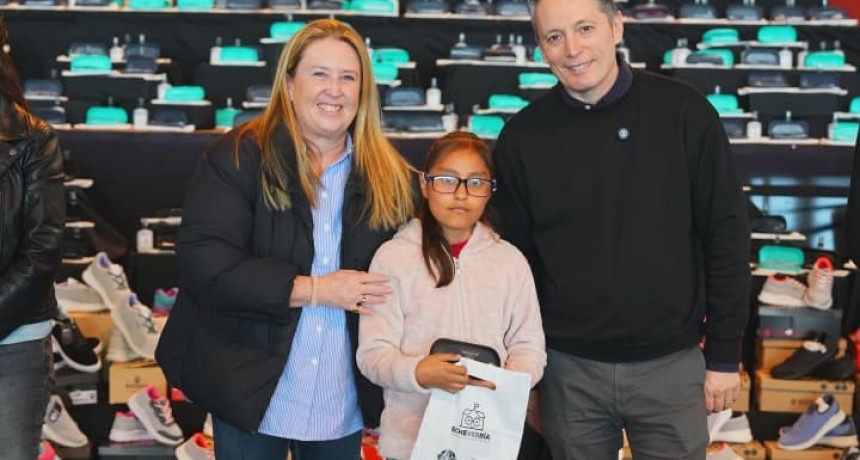 E. Echeverría: Gray entregó más de mil pares de anteojos a estudiantes del distrito 