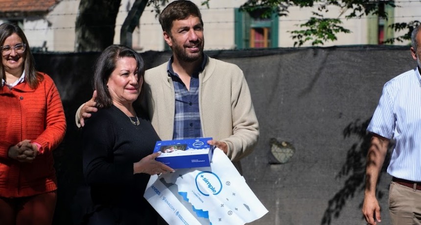 Mercedes: Continúa la entrega de tablets a los adultos mayores de la ciudad