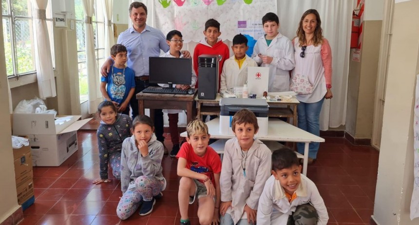 S.A. de Giles: El Intendente entregó equipamiento para la Escuela N°20 del Paraje Los Manueles 