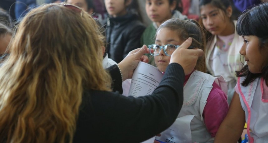 E. Echeverría: El Municipio entregó lentes a chicas y chicas de dos Escuelas Primarias del distrito 