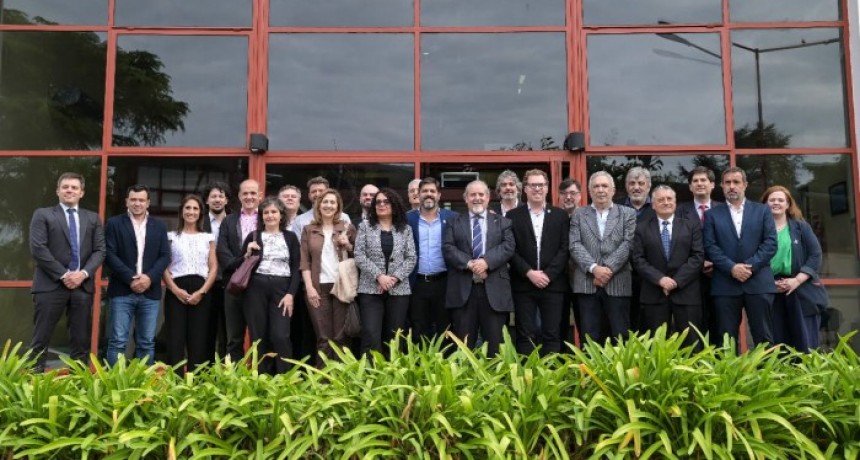 La Provincia firmó convenios con municipios y la UNQ para el dictado de carreras universitarias en el interior bonaerense