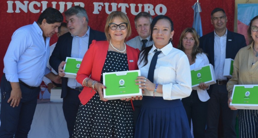 Corrientes: La Provincia entregó equipamiento escolar y netbooks a tres escuelas de Itá Ibaté