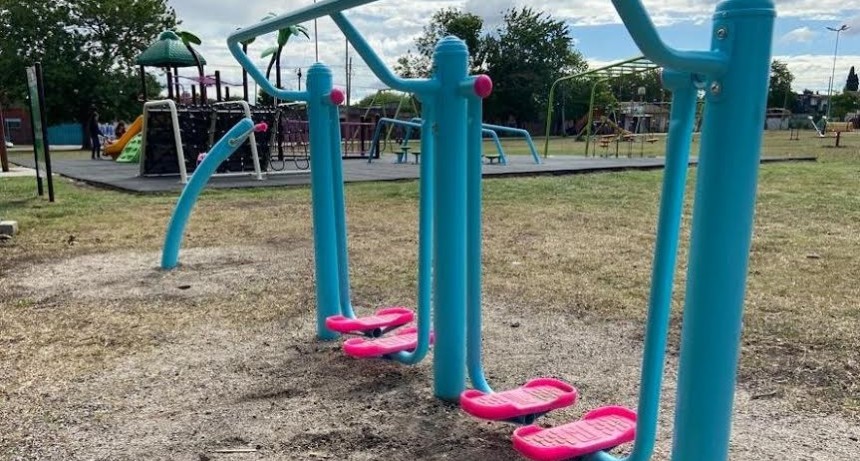 Pte. Perón: El Municipio instala equipos de gimnasio en espacios públicos del distrito