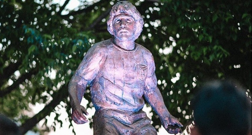 Escobar: La Municipalidad inauguró un monumento en homenaje a Diego Maradona