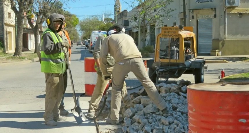 Suipacha: Continúan los trabajos de pavimentación en el distrito 