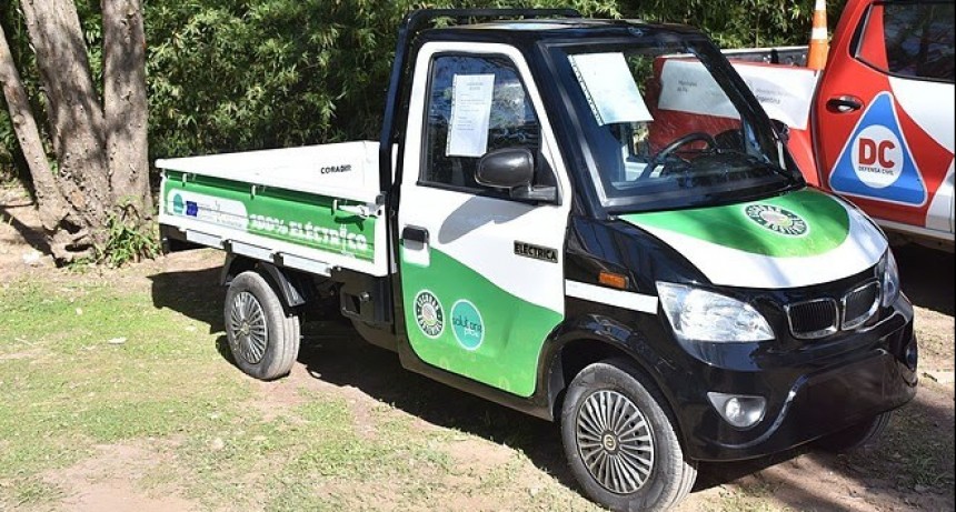 Escobar: El Municipio incorporó dos camionetas 100% eléctricas para el traslado de alimentos a merenderos de todo el distrito