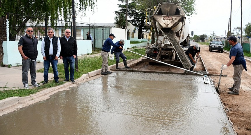 Chivilcoy: Britos recorrió el inicio de la obra de asfalto con hormigón en la calle 15 y Pueyrredón 
