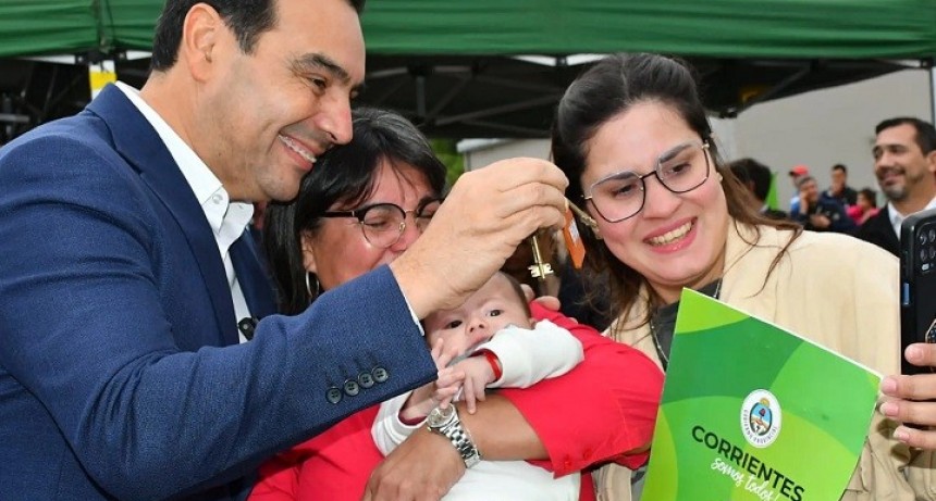 Corrientes: Valdés entregó viviendas a 164 familias de la Capital