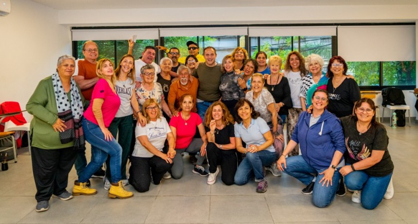 Campana: Abella compartió una clase del taller gratuito de Teatro Musical +40