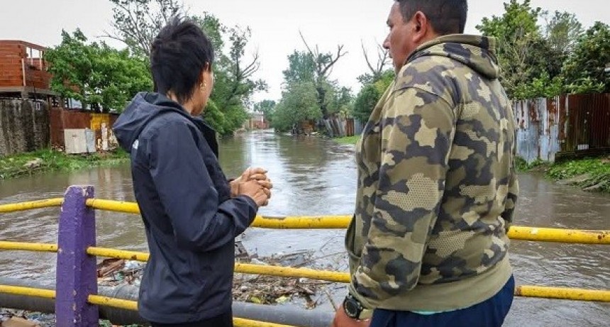 Quilmes: Mendoza coordinó con diferentes áreas comunales y superviso tareas en zonas afectadas por el temporal