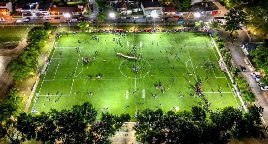 Berazategui: Mussi inauguró tres nuevas canchas de césped sintético en el Club Municipal Maltería