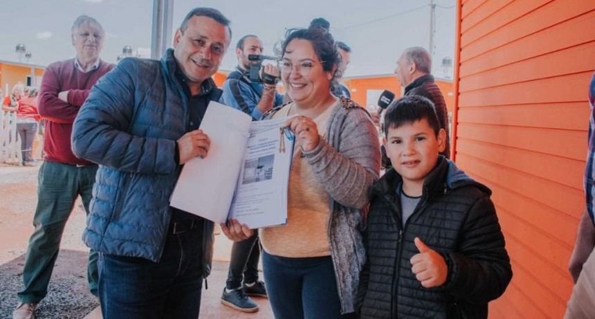 Misiones: El Gobernador acompañó la entrega de títulos de propiedad en la chacra 145 y de viviendas sustentables en Itaembé Guazú  