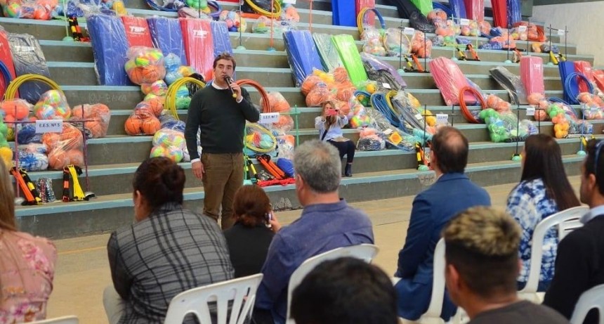 Luján: El Municipio y Provincia entregaron Kits Deportivos a establecimientos educativos 