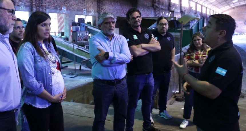 Correa y Vilar recorrieron una cooperativa que produce a base de cuero reciclado en San Martín