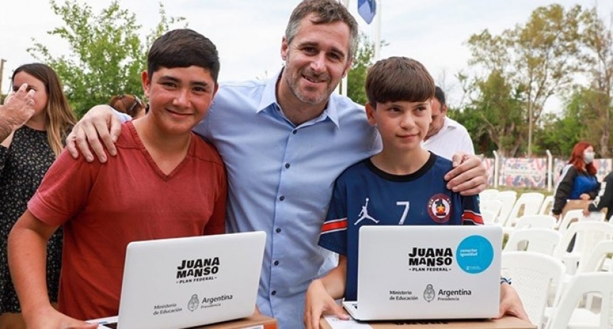 Pilar: Achával acompañó la entrega de netbooks a alumnos del distrito
