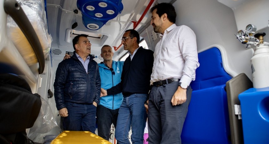 Azul: La Provincia entregó dos ambulancias al distrito