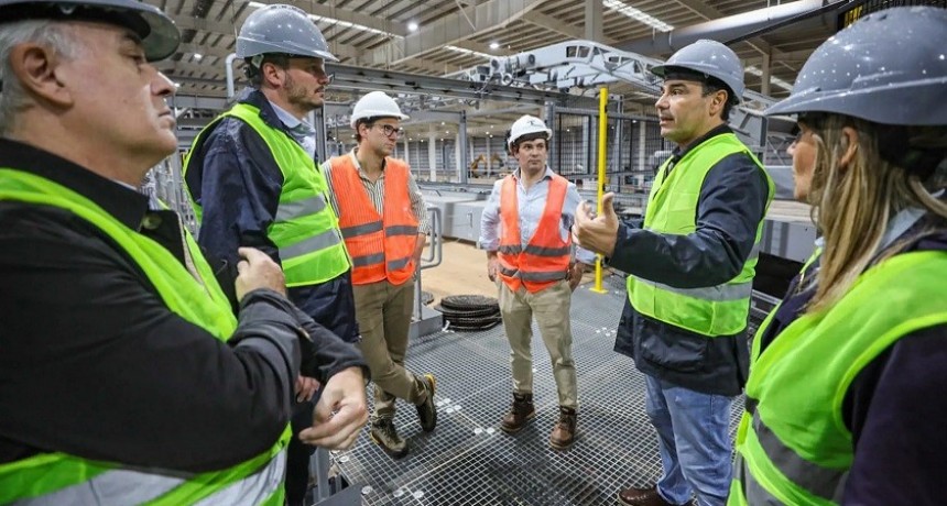 Corrientes: Valdés recorrió la mega maderera de Virasoro y resaltó su importancia para exportar al mundo