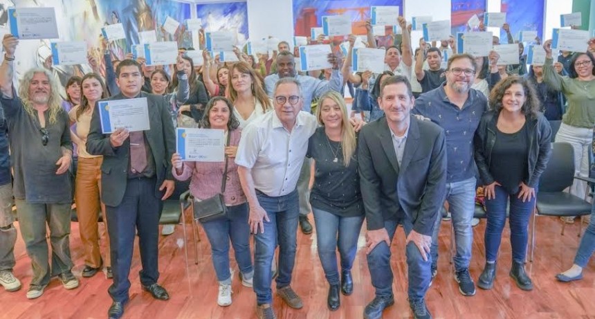 Ituzaingó: Descalzo encabezó la entrega de certificados del programa de Empleo Independiente 