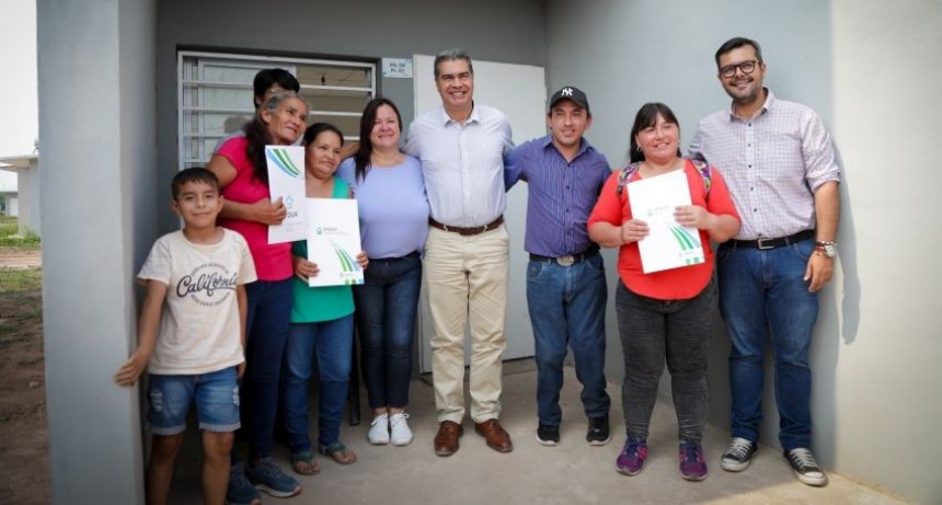 Chaco: Capitanich entregó 36 viviendas en Tres Isletas
