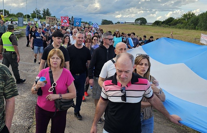 Colón (ER): La Ciudad marchó hacia el Puente Internacional pidiendo la no instalación de HIF Global en Paysandú