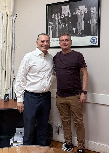 E. Echeverría: Gray se reunió con el secretario general del Sindicato de Tintoreros