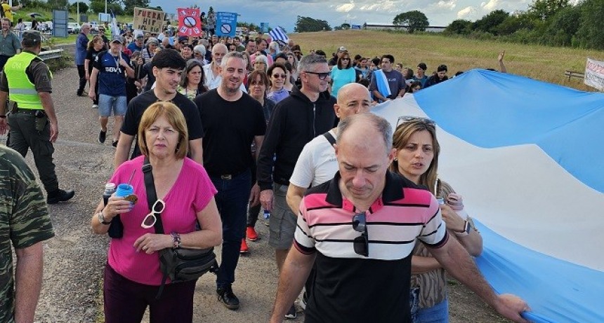 Colón (ER): La Ciudad marchó hacia el Puente Internacional pidiendo la no instalación de HIF Global en Paysandú