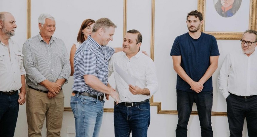 Misiones: Herrera Ahuad entregó créditos a empresas del sector foresto industrial  