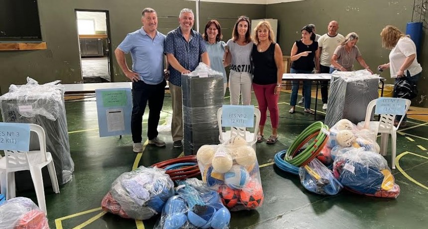 Balcarce: La Municipalidad entregó kits deportivos a escuelas del distrito 
