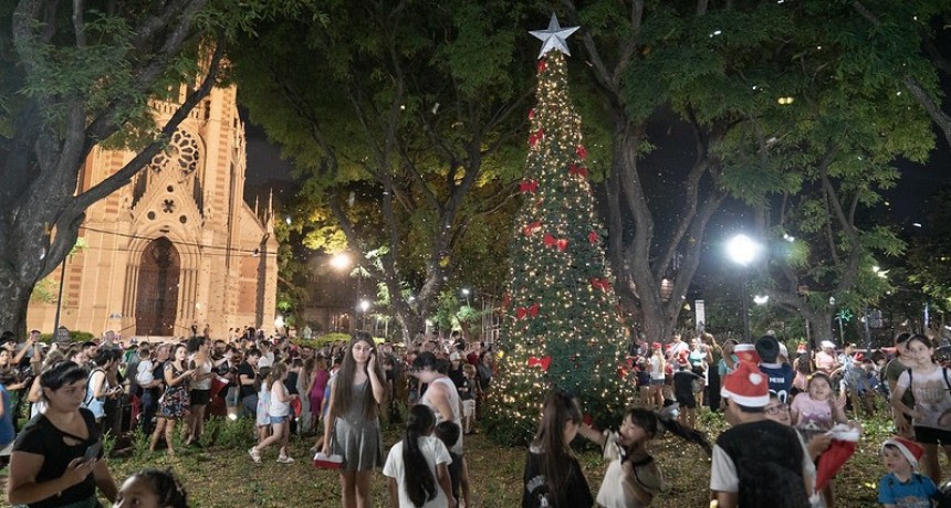 San Isidro: Se encendieron las luces de un enorme árbol de navidad en la Plaza Mitre