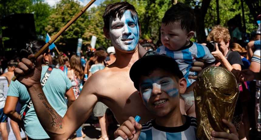 Mercedes: Multitudinario festejo del campeonato mundial frente al Palacio Municipal 