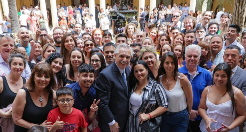 Alberto Fernández brindó con los empleados y empleadas de la Casa Rosada