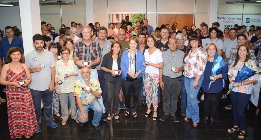 Pte. Perón: Blanca Cantero brindó con los municipales y entregó reconocimientos al personal con  25 y 30 años de antigüedad